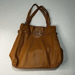 Tory Burch Amanda tote bag in brown pebbled leather, buttery soft, Classic, Chic